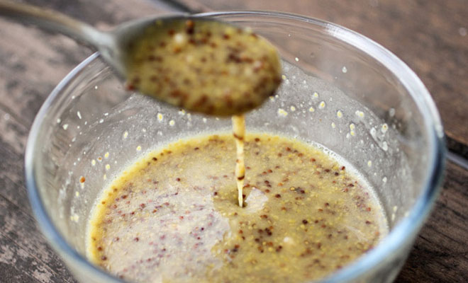 Меняем вкус курицы с помощью приправ: жарим чеснок и добавляем горчицу