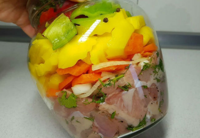 Смешали курицу с картошкой: кладем в банку и ставим в духовку