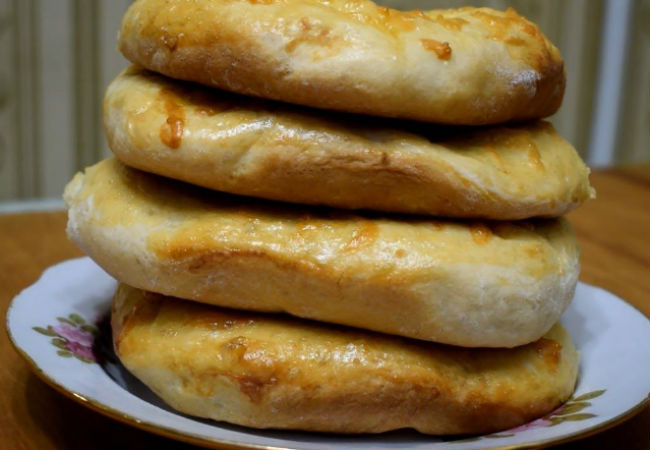 Сытные лепешки вкуснее хлеба из пачки муки: печем за десять минут