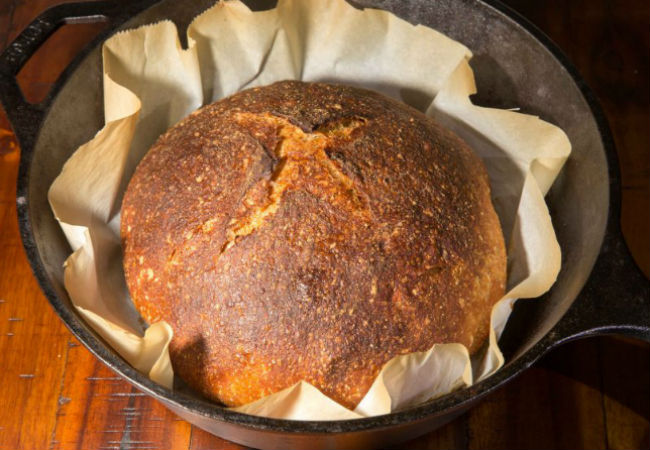 Печем хлеб в кастрюле: на столе за 30 минут