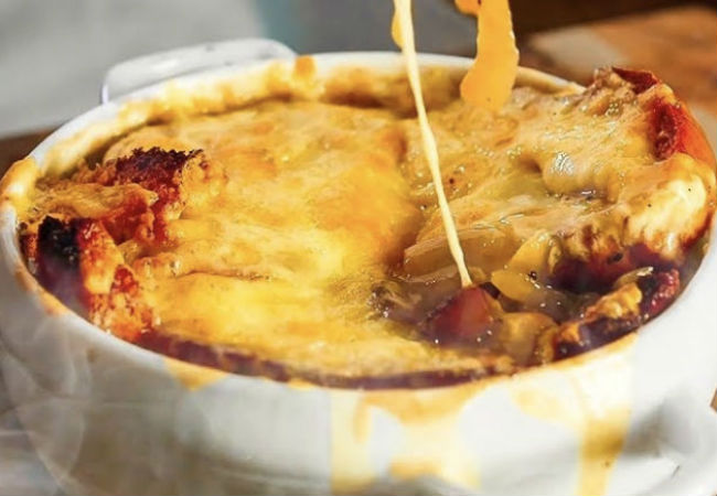 Кастрюля лукового супа с сыром и гренками: варим за полчаса