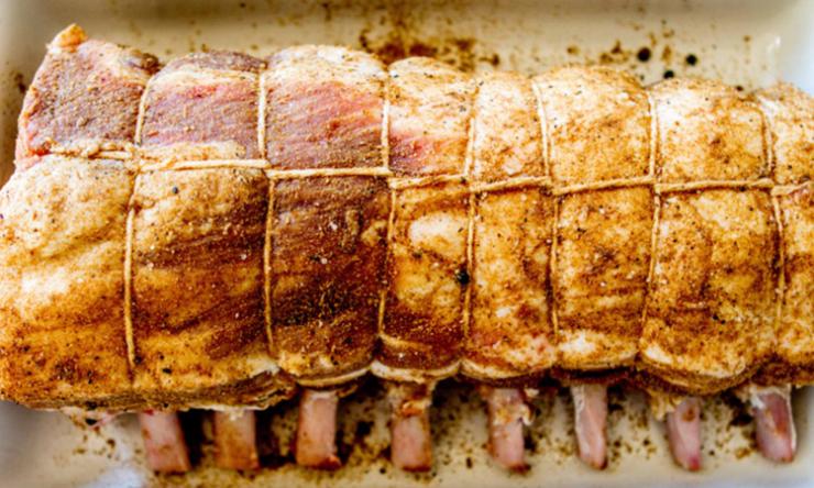 Перевязываем мясо бечевкой: весь сок остается внутри