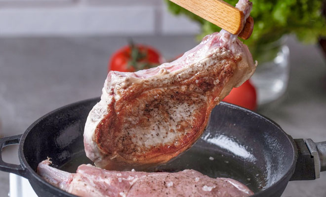 Отбивные из свинины получились идеально. Повар подсказал, как исправить 8 ошибок, которые чаще всего допускают хозяйки