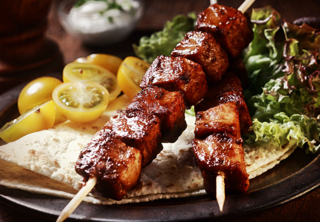 9 частых ошибок жарки шашлыка: слишком плотно насадили мясо