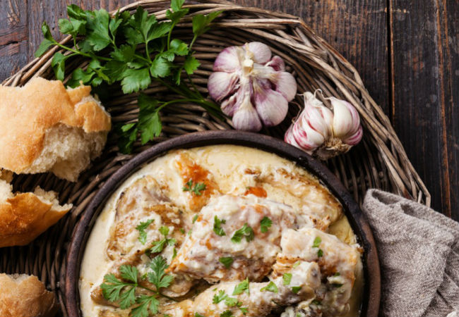 Сочная курица по-кабардински: сначала жарим, а потом тушим в сметане и луком