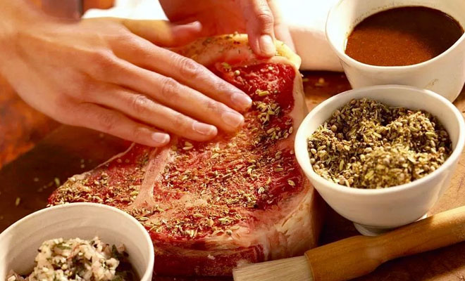 Сделали еду вкуснее специями. Повар рассказал, как сделать овощной салат мясистее и в какое время правильнее добавлять специи в готовку