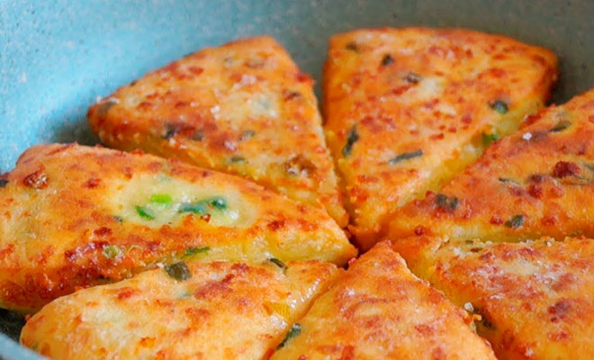 Минутная выпечка на кефире: режем лепешку с сыром кусками и заменяем хлеб