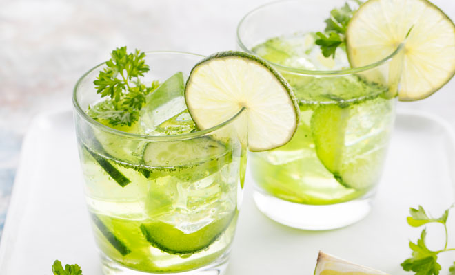 Лимонад освежает и бодрит: смешиваем огурцы и петрушку с газированной водой