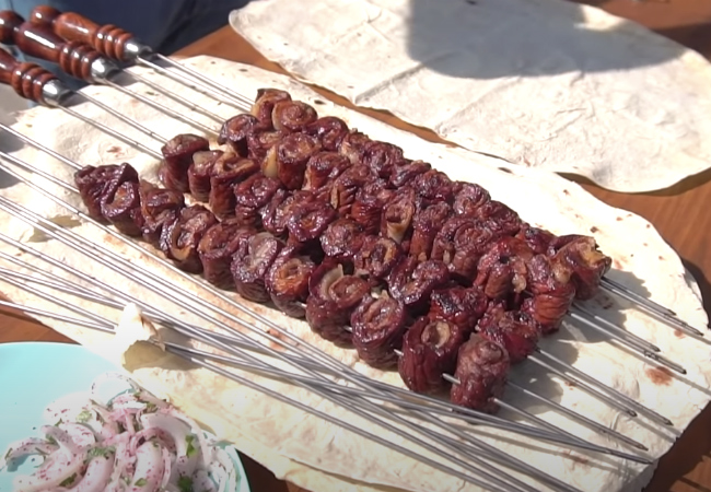 Мясные роллы на мангале: прокладываем мясо с салом и на шампур