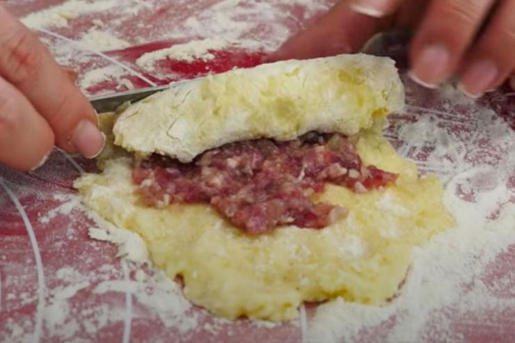 Оборачиваем фарш картошкой и жарим на сковороде