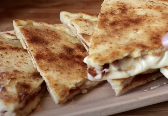 Всего 10 минут на сковороде и мясной пирог с фаршем и ветчиной готов