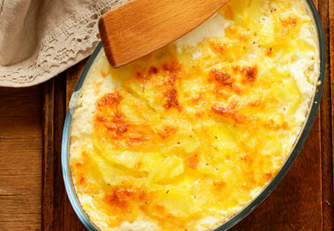 Мясо по-французски выкладываем на лаваш и готовим как пирог