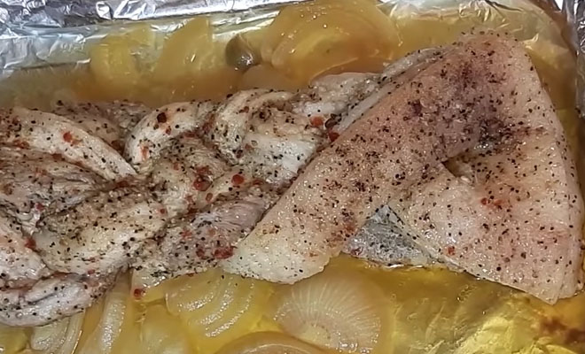 Цыганский рецепт сочной грудинки: запекаем в фольге с луком