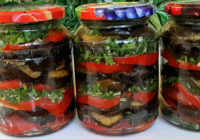 Баклажаны жарим и раскладываем по банкам: острая закуска в холода