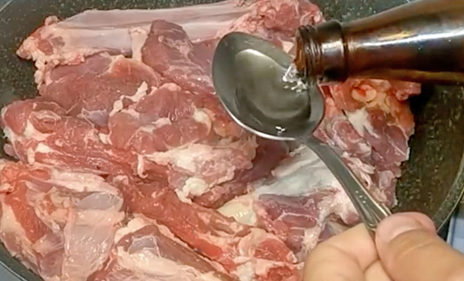 Сочное мясо на обычной сковороде: добавили немного уксуса