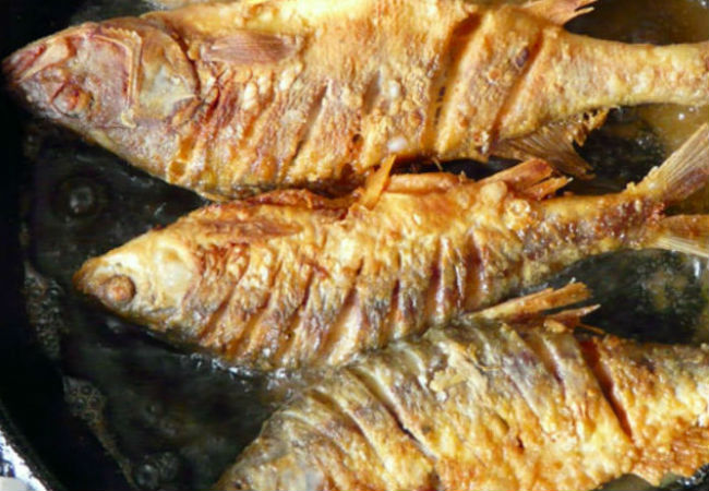 Чистить рыбу больше не нужно: пожарили окуня прямо с чешуей