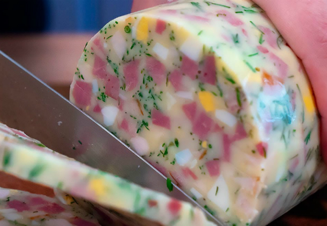 Колбаса-холодец из окрошки: складываем все в бутылку и заливаем бульоном