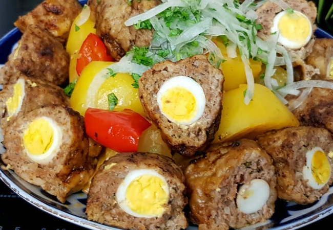 Кладем яйцо внутрь фарша и жарим как котлеты