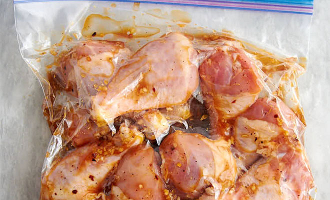 Маринуем куриные голени в пакете и отправляем в духовку. Имбирно-соевый маринад преображает вкус