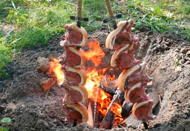 Делаем мангал в яме: для шашлыка нужно только мясо и шампуры