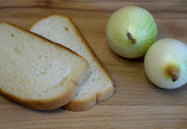 Бюджетная закуска для ленивых: обжарили два яйца, лук и хлеб