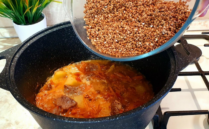 Тушим гречку как плов: добавляем овощи, лук и мясо