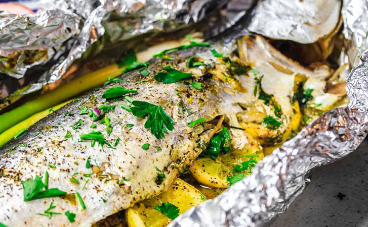 Маринуем и запекаем скумбрию: рыба становится вкуснее семги