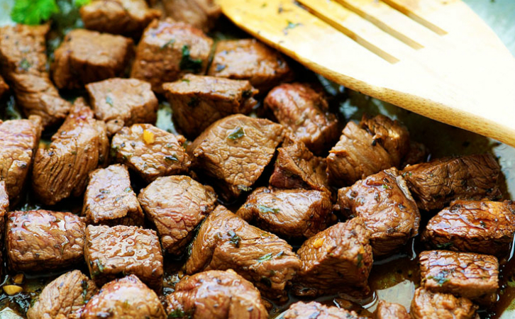 Добавляем к мясу уксус, и за 30 минут любое мясо становится нежнее