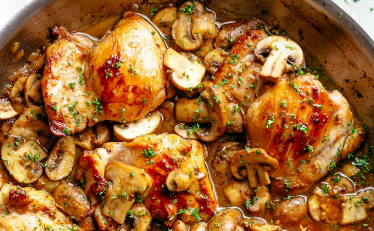 Жарим на сковороде грибы до сока, а потом подкладываем под них курицу