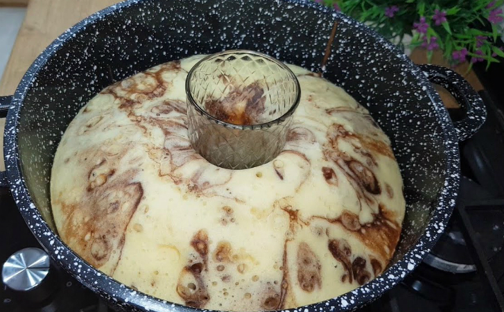 Готовим кремовый кекс в кастрюле. Включать духовку не хотелось, но семья просила десерт