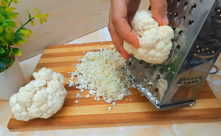 Запеканку из цветной капусты едят даже домашние, кто не любил капусту. Смешиваем с яйцом и готовим под сыром