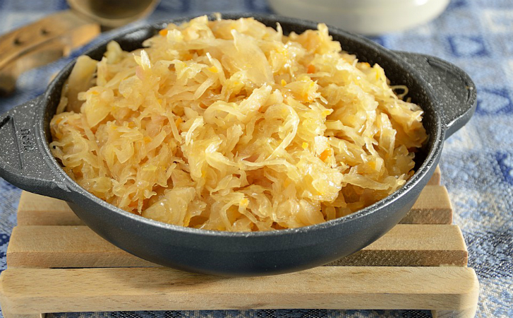 Квасим капусту по-немецки только с солью. Получается насыщенный вкус без привкуса уксуса