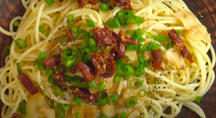 Смешали макароны и чеснок. За 10 минут итальянский ужин без затрат уже на столе