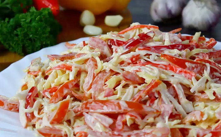 Салат Красное море покорил с первой ложки. Взяли обычные крабовые палочки и смешали с перцем, помидорами и сыром