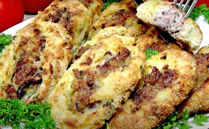 Зразы из картофеля покорили простотой и вкусом. Смешиваем фарш со сладким луком, а потом заворачиваем в большой лист пюре