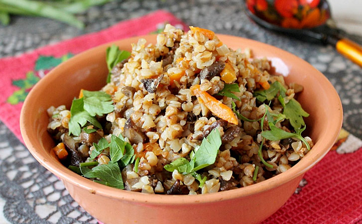 Делаем гречку основным блюдом. Добавляем грибы, мясо и овощи