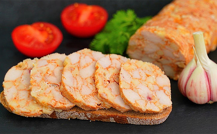 Куриный рулет на закуску и к завтраку. Делатся в рукаве без хлопот, получается с первого раза