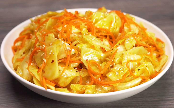 Обычно по-корейски делают морковь, но рецепт подходит и для капусты: овощ моментально превращается в деликатес. Готовим