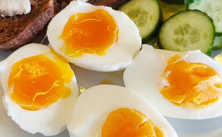 Варим яйца как делают повара в ресторанах: выключаем сразу как закипят. Желток всегда получается полужидким