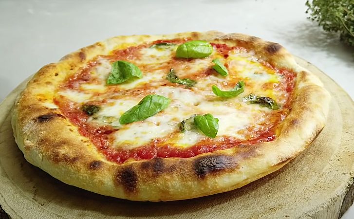 Пицца на сковороде по рецепту от итальянца. Тратим 15 минут времени, но получается вкуснее, чем в любой пиццерии