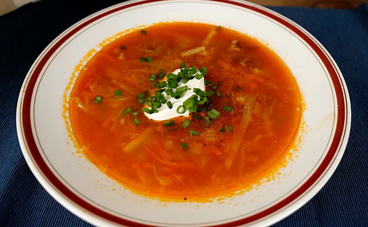 Берем 2 банки тушенки и получаем кастрюлю мясного супа за 40 минут. Всегда выручает в будни