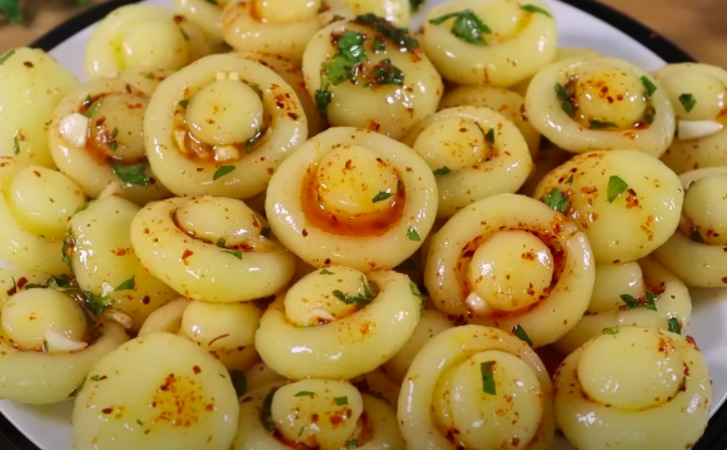Берем обычную картошку и делаем из нее грибы. Вкус такой, что все принимают ее за шампиньоны