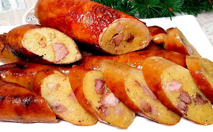 Превращаем картофель, сало и свинину в шикарную колбасу со шкварками