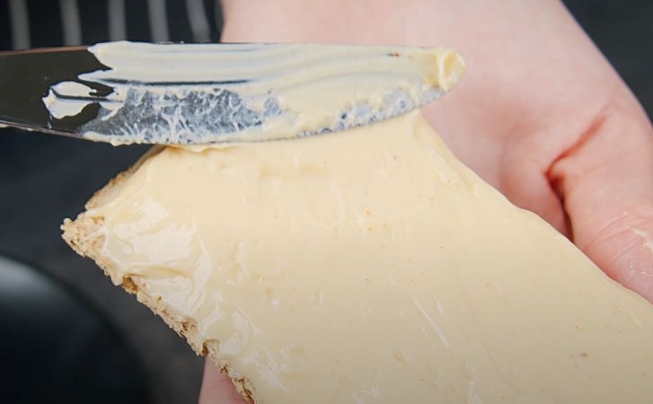 Получаем из кефира настоящий твердый сыр. Готовим без всяких заквасок за 20 минут