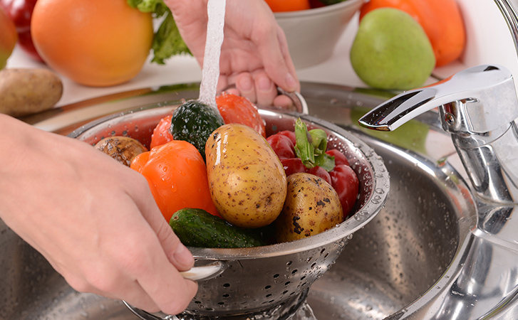 Как моют продукты повара. Почему курицу лучше не мыть, что делать с яйцами и овощами