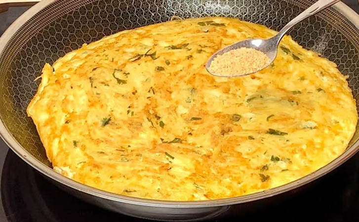 Натрите 2 картошки и добавьте 2 яйца. Завтрак за 5 минут вкуснее чем пицца