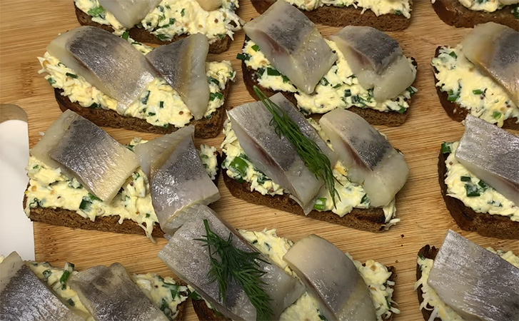 Ржаные гренки с нежной намазкой и селедкой: закуска, которую просят повторить