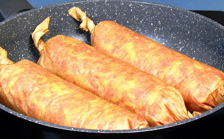 Мясной рулет за 15 минут без духовки: скрутили все в пергамент и на сковороду