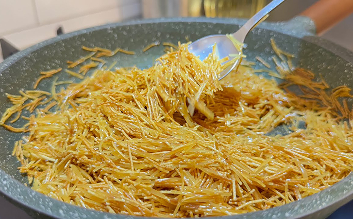 Вермишель не варим, а жарим на сковороде. За 10 минут на столе и закуска, и гарнир