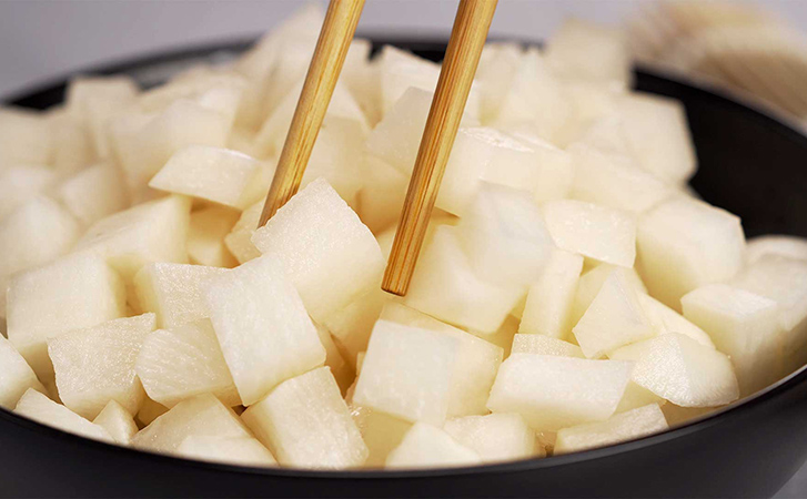 Маринованная закуска из редьки. На столе разлетается быстрее солений